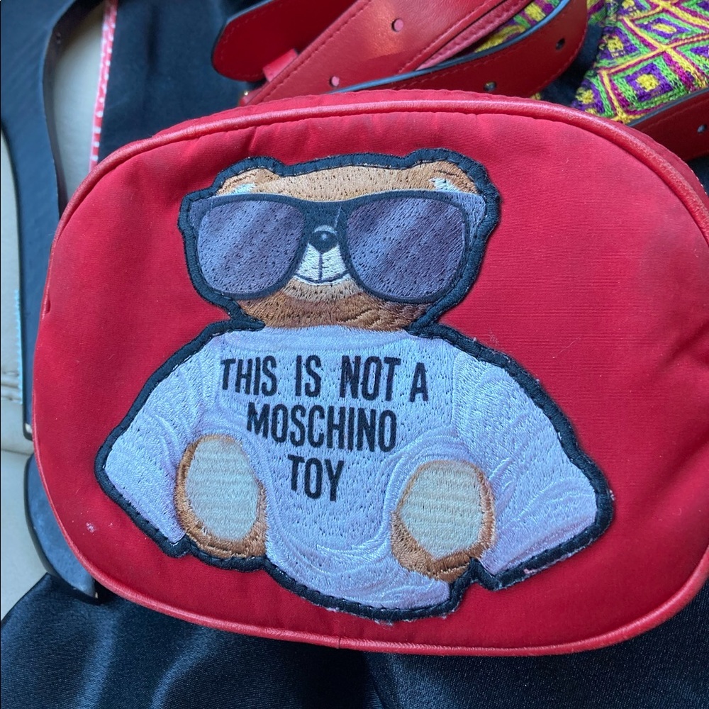 MOSCHINO WAIST BAG.